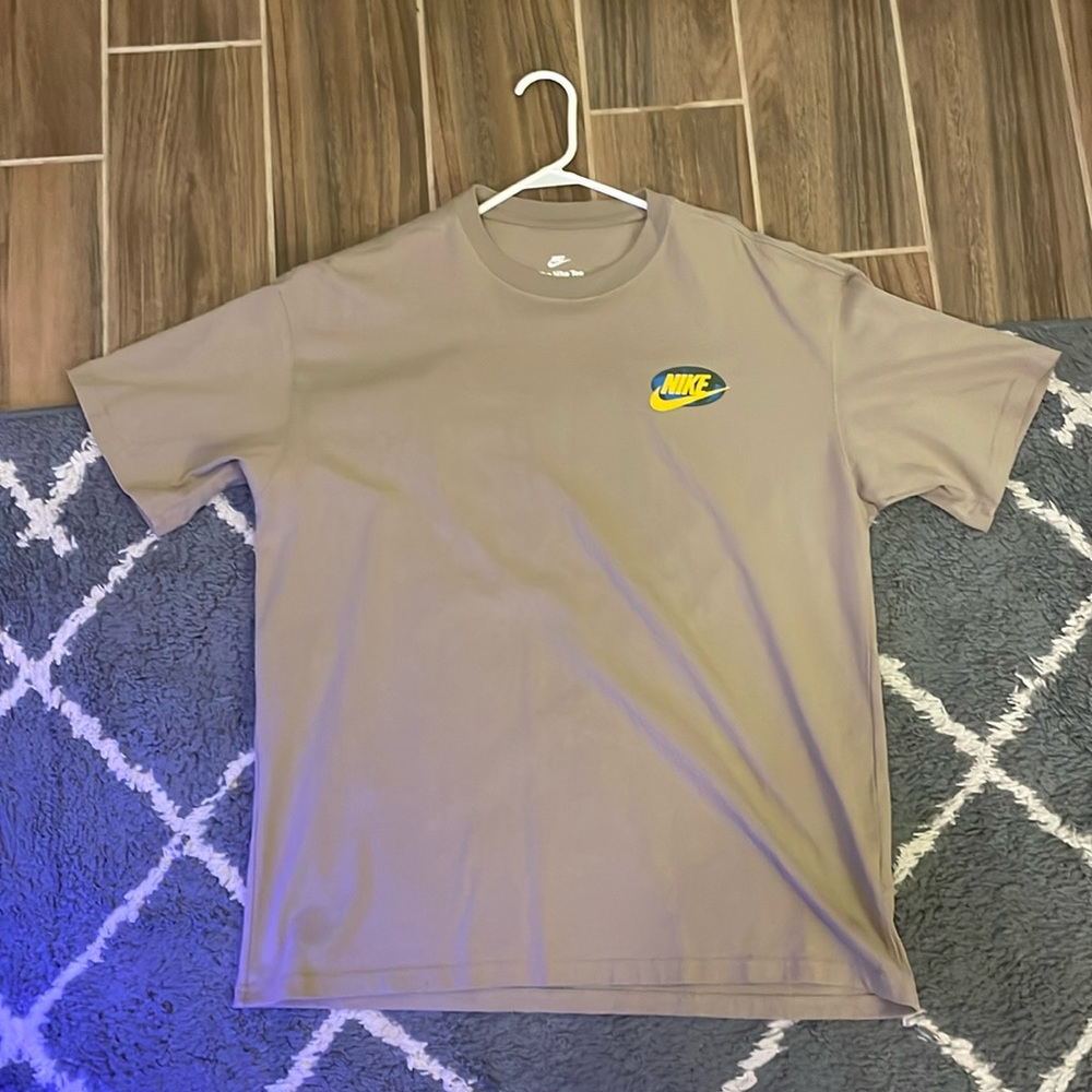 loose fit nike tshirt